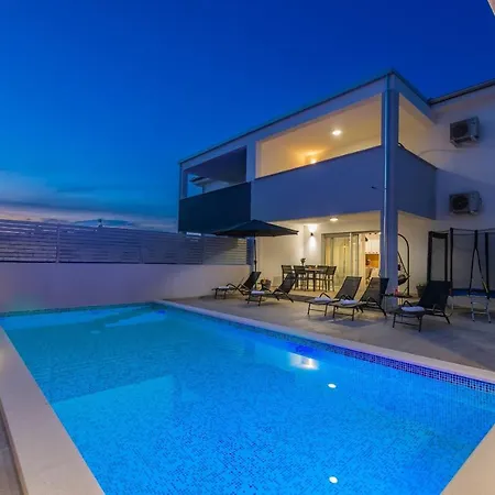 Ema And Ana Willa Pula