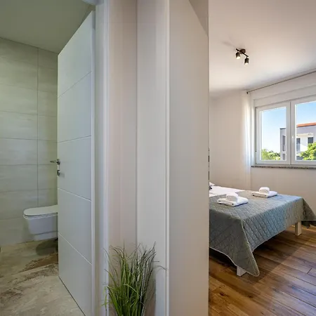 Ema And Ana Willa Pula