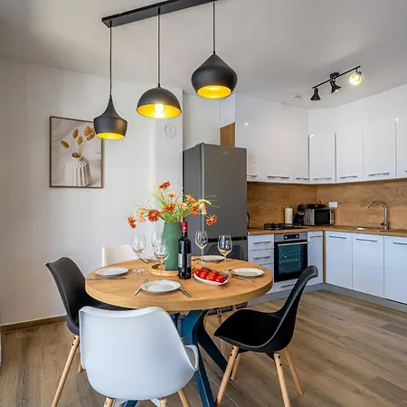Ema And Ana Вілла Пула