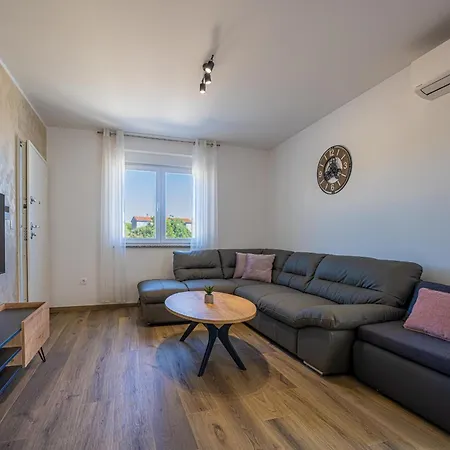 Ema And Ana Willa Pula