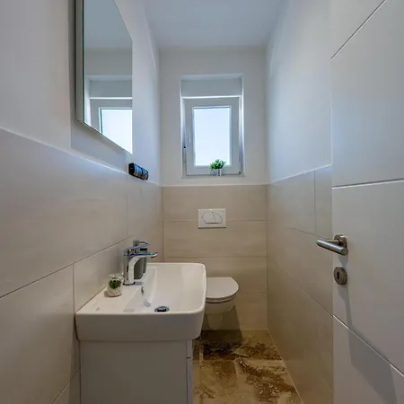 Ema And Ana Willa Pula