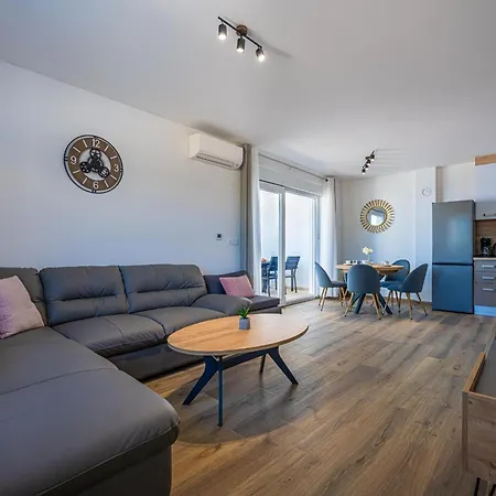 Ema And Ana Willa Pula